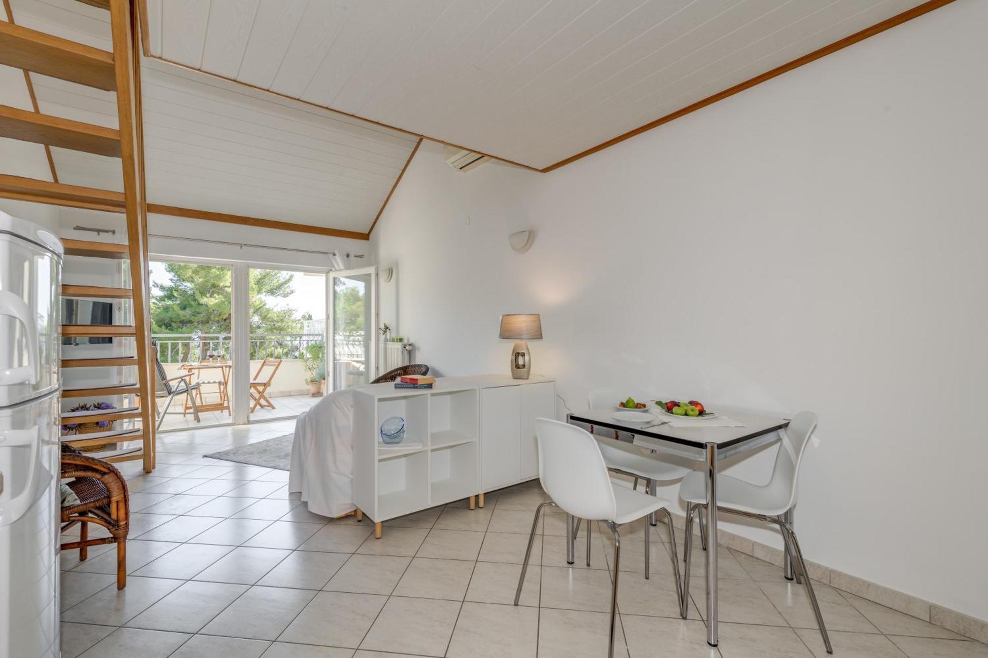 Beachfront Milan, With Balcony Apartman Split