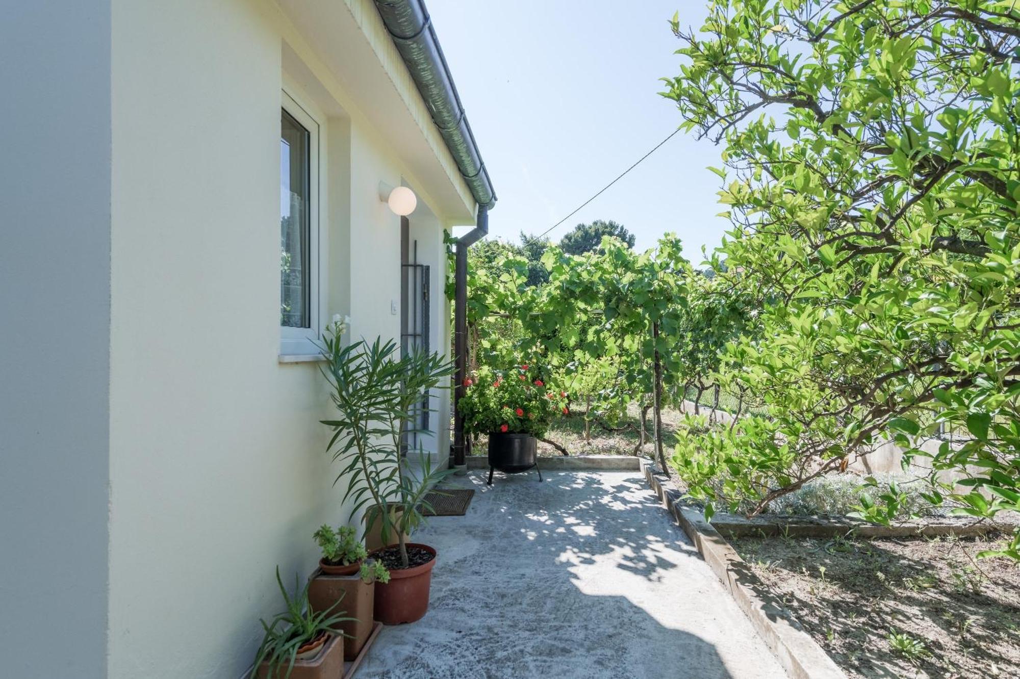 Beachfront Milan, With Balcony Apartman Split